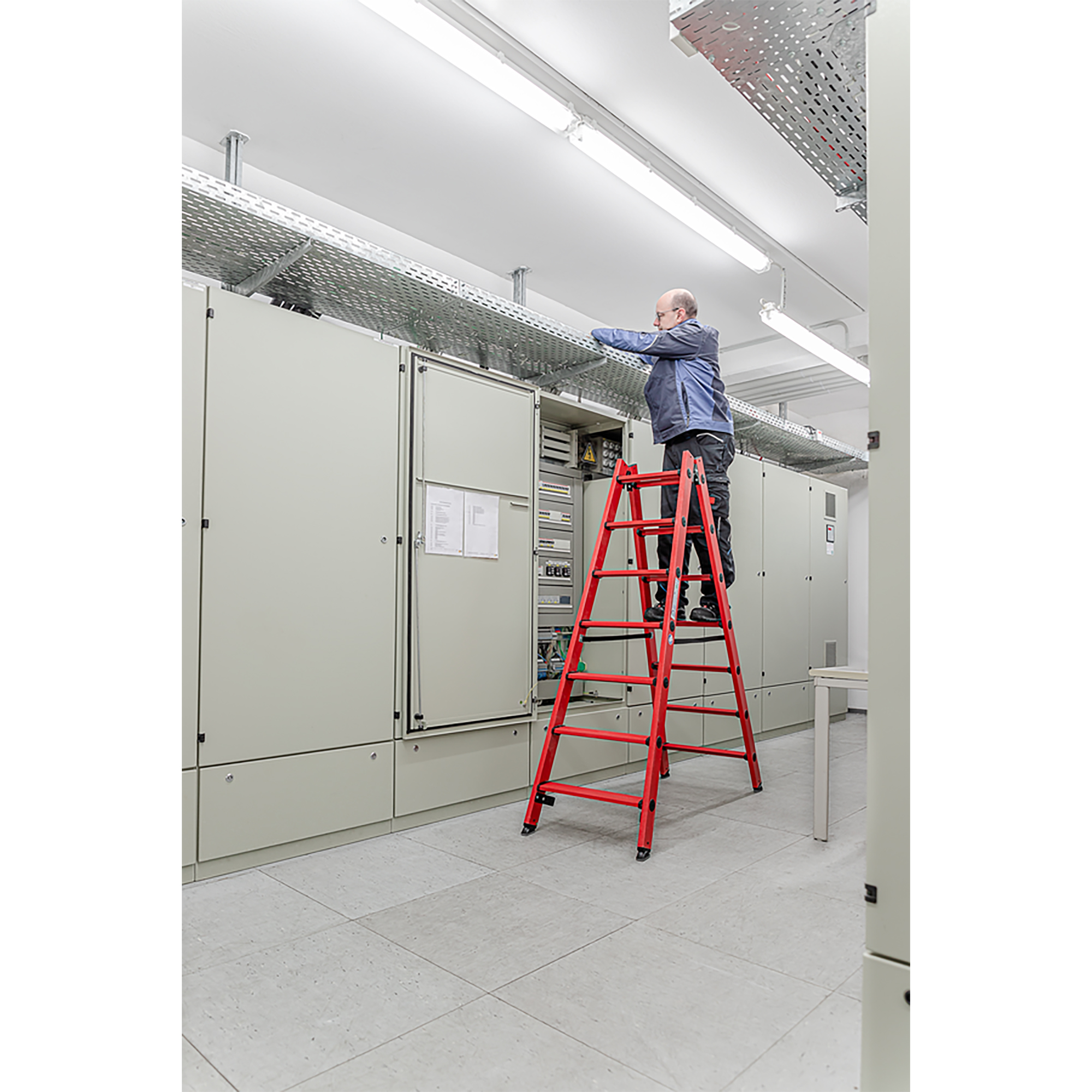 Stufenstehleiter GFK beidseitig begehbar 01-102n-100145 für verschiedene Arbeitshöhen erhältlich MUNK